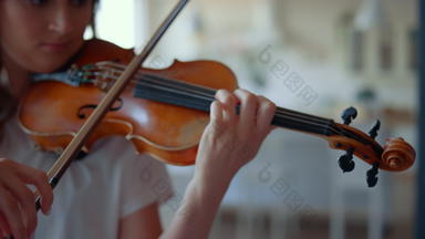 女孩玩小提琴弓女小提琴家<strong>执行</strong>音乐的作文